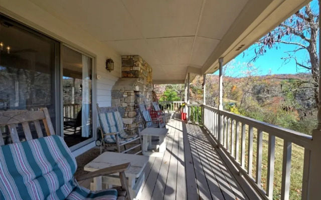 Lilly's Mountain Getaway - 4 Br Home