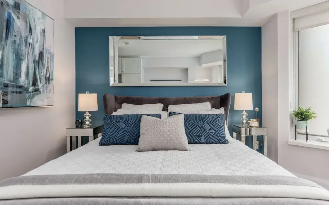 QuickStay - Chic Condo in Yorkville (Yonge & Bloor)
