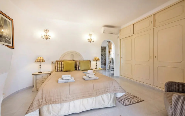 4 Bedrooms Private Pool Close To All Amenities