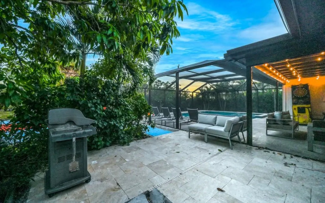 Tropical Naples Hideaway - 1 Mi to Beaches!