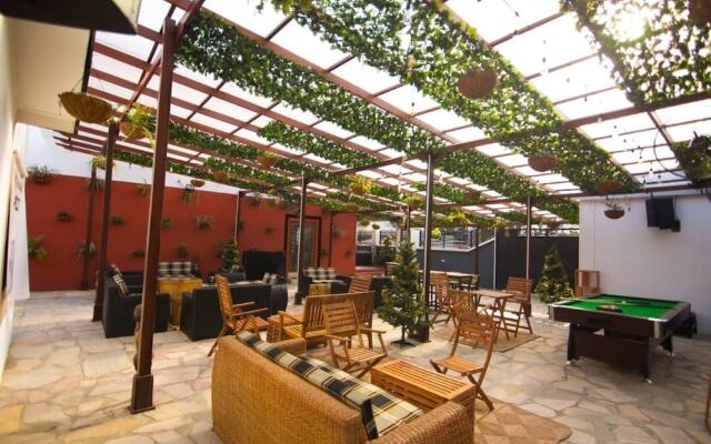 The Blank Lounge & Apartment