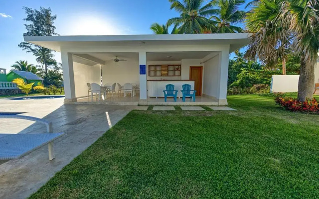 Amazing ocean view apartment with grand pool