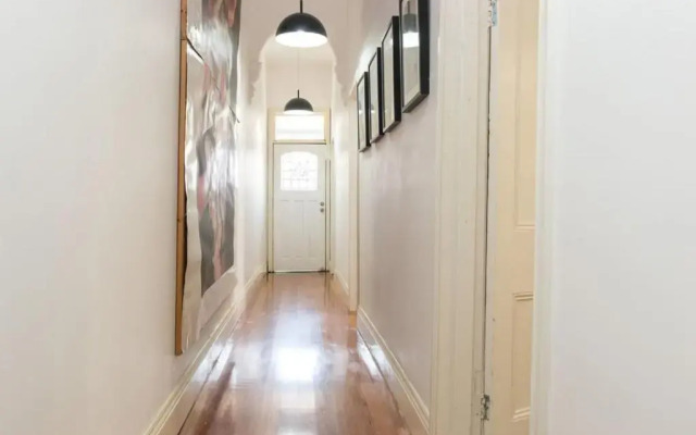 Hunter · Close to Smith St Courtyard + Parking
