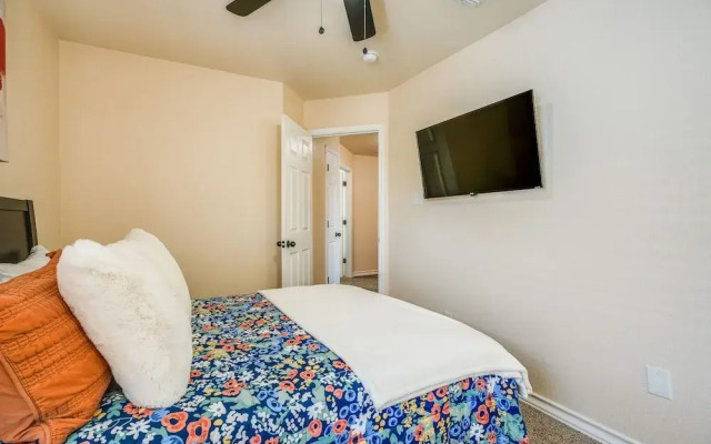 San Antonio Townhome ~ 2 Mi to Aquarium!