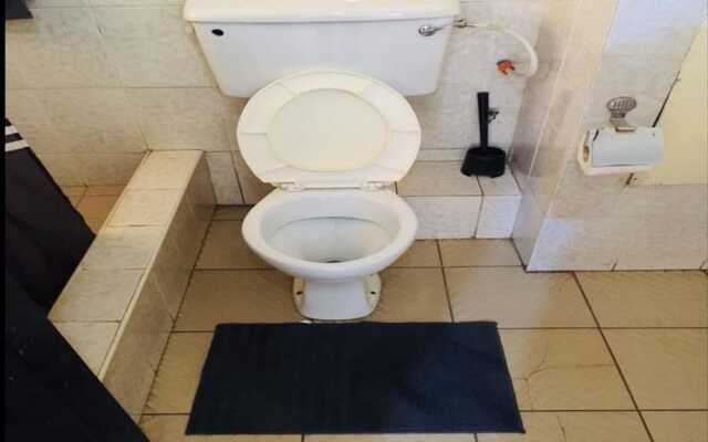 Room in B&B - Double Room With Balcony in the Heart of Accra