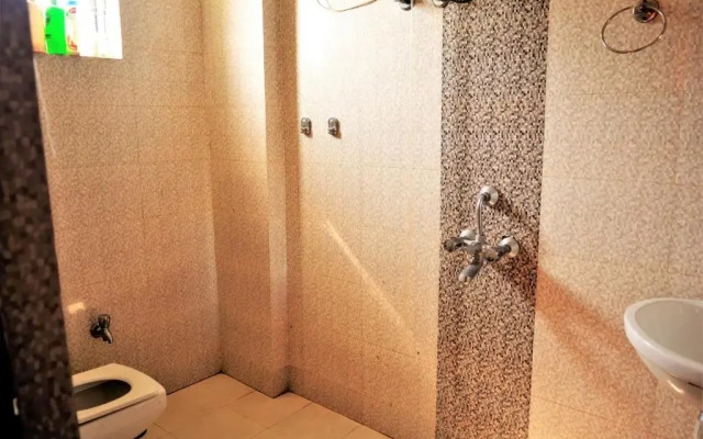 Pretty Garden View, 3BHK Furnished Flat near Kashi Vishwanath Temple