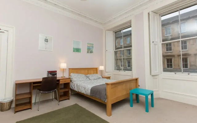 Spacious, Bright 5-br Flat for 10 in Edinburgh