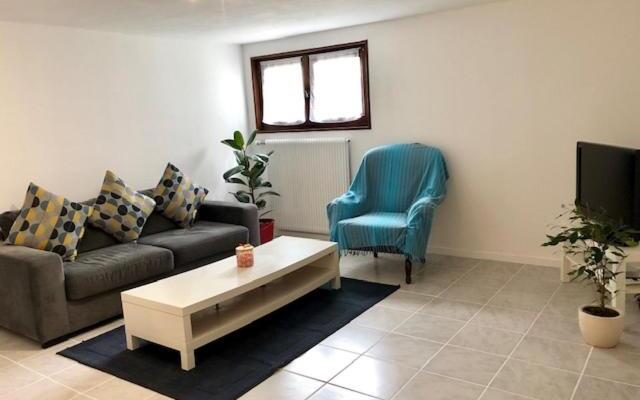 Appartement donnant sur jardin avec terrasse.