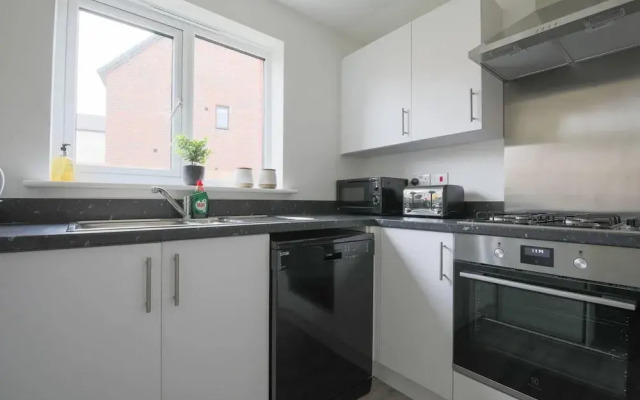 Beautiful 4-bed House 15 Mins to Cardiff & Newport