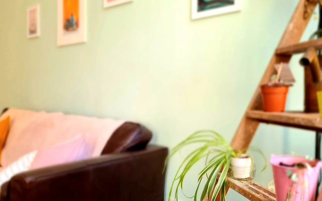 Vibrant Spacious Apartment In West End