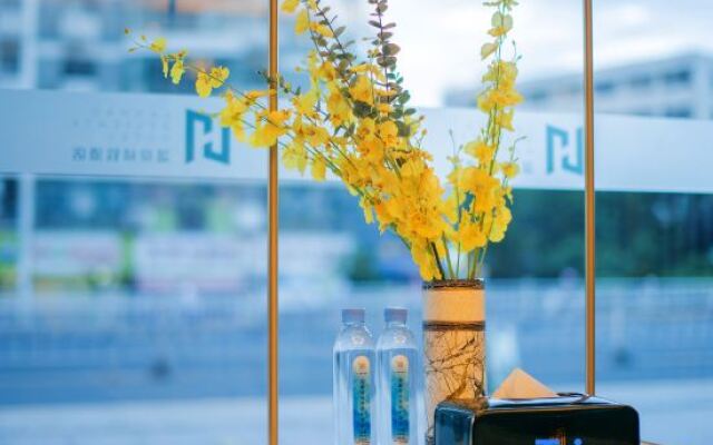 EZZI Hotel (Nantong Haohe Scenic Area Haierxiang Subway Station)