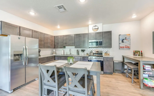 2 Mi to Dtwn & Nau: Flagstaff Condo w/ Patio!