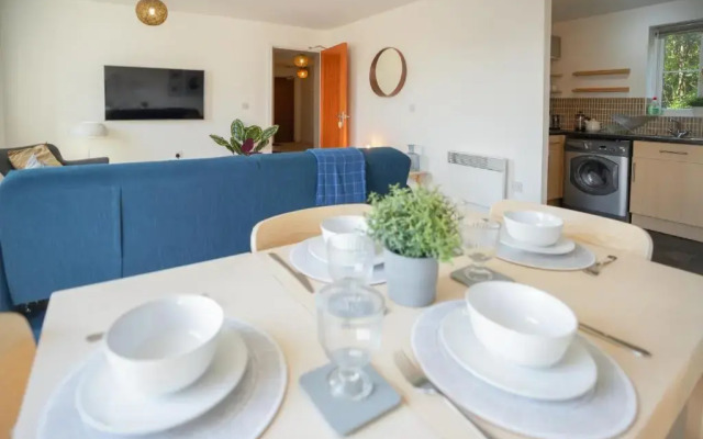 Rowsby Court - Stylish Apartment with Private Parking