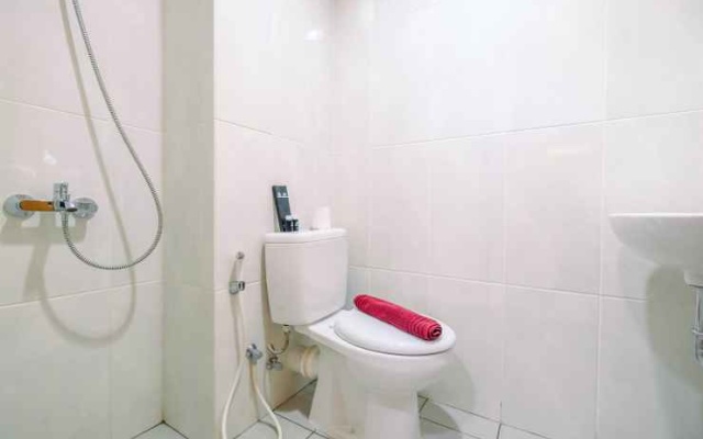 Cozy Living Studio near UI at Evenciio Apartment Margonda By Travelio – Bathroom – Depok