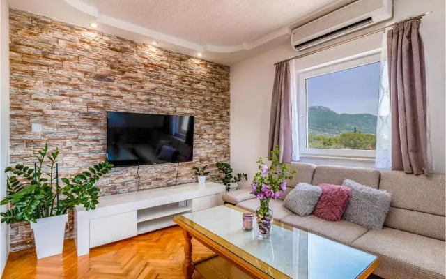 Five-Bedroom Holiday Home in Kastel Novi