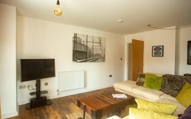 Chester railway station luxury apartment - sleeps 4 & FREE parking!