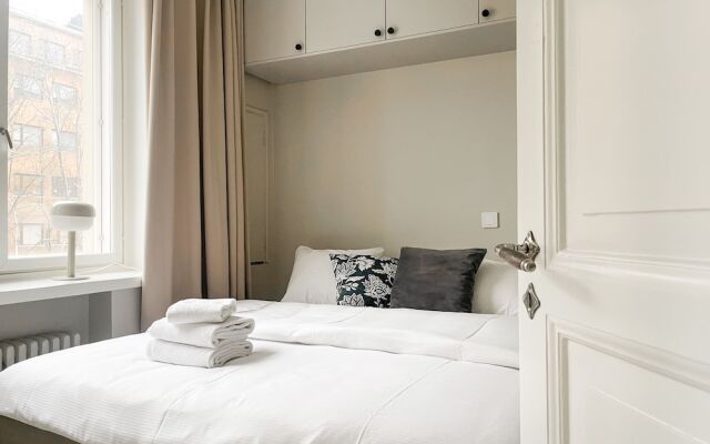 Central 1BR next to the park