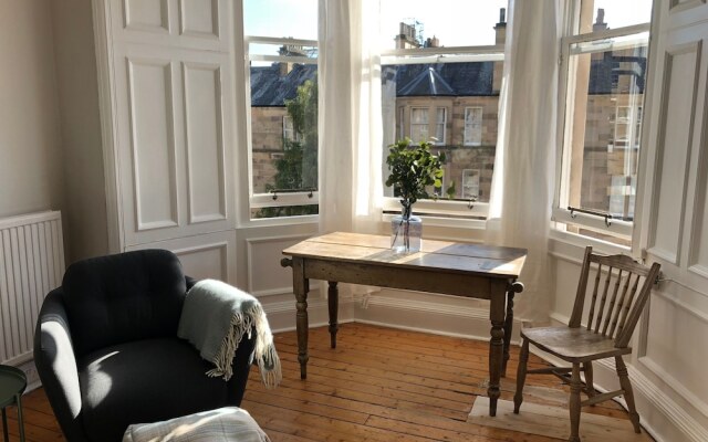 Traditional 3 Bedroom Tenement in Marchmont