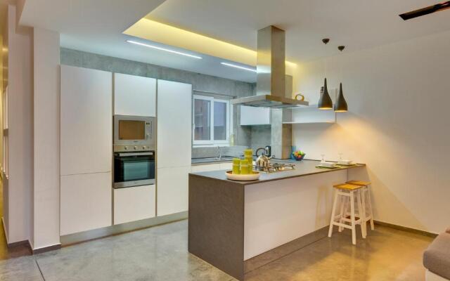Luxury 3BR Apartment With Marina Views