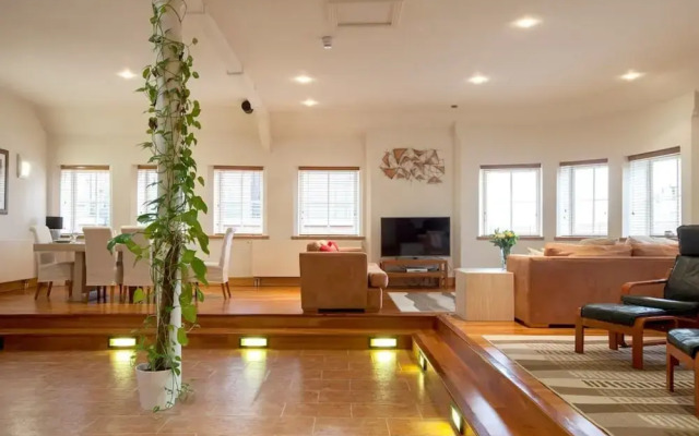 Exclusive Stunning Spacious Penthouse In The City