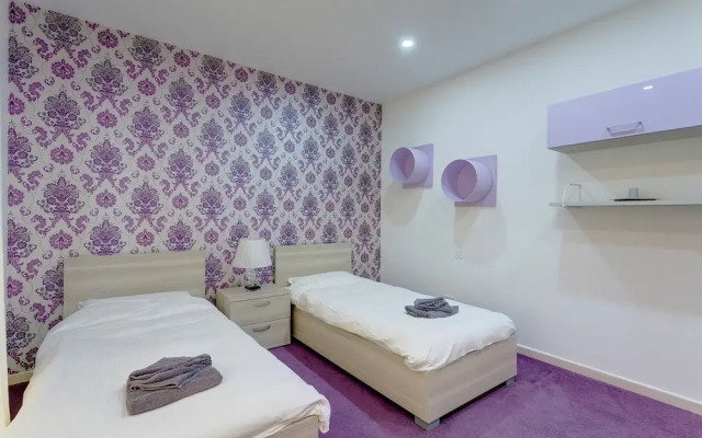 Luxury Apt with Side Sea Views & Pool, Top Location
