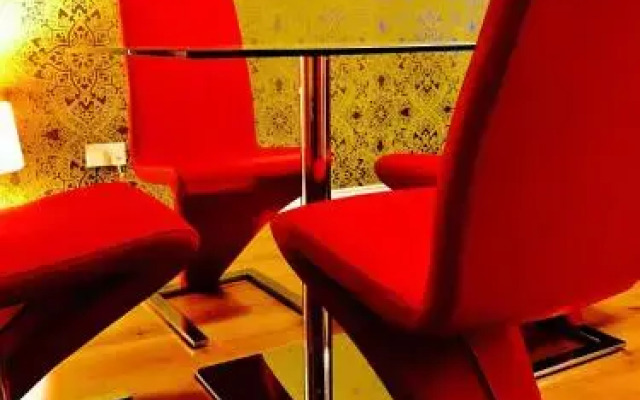 Glasgow City Centre Flat with River Views and Parking