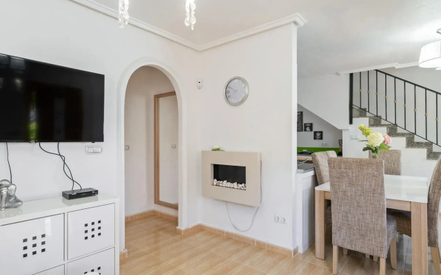 Inviting holiday home in Lo Crispin with shared pool