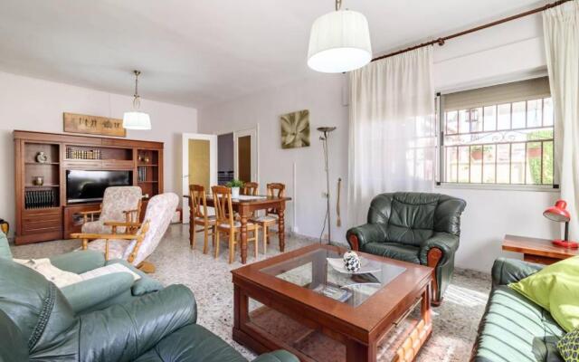 Chalet acogedor con piscina muy cerca de Granada