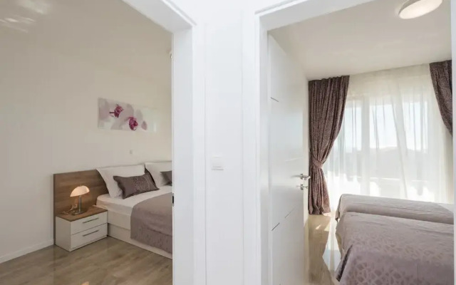 Apartments with Pool Villa Zora