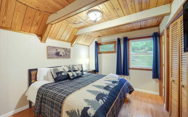 Deck, Fire Pit, & Grill: Beech Mountain Chalet
