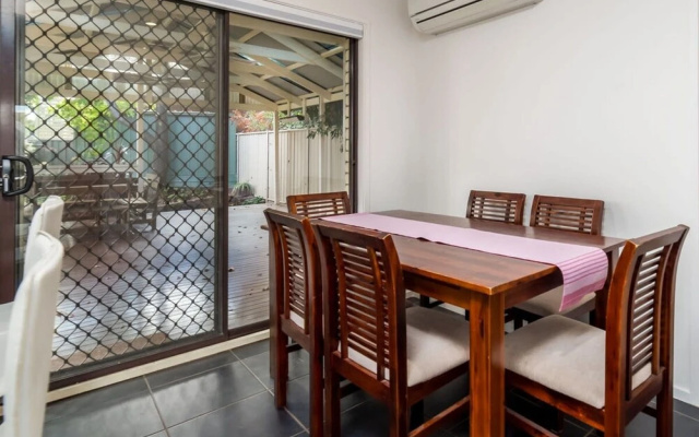Spacious and Restful Holiday Home With Backyard – Guest Rooms – Belconnen