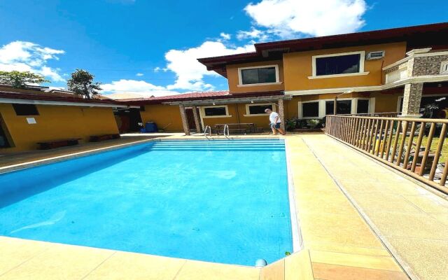 Villa Adelle At Silang