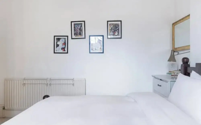 Contemporary 1 Bedroom Apartment in Hammersmith, London