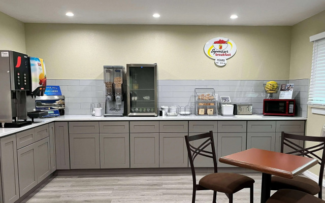 Super 8 by Wyndham Indianapolis/Emerson Ave
