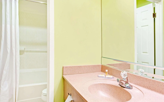 Days Inn by Wyndham Kingsland GA