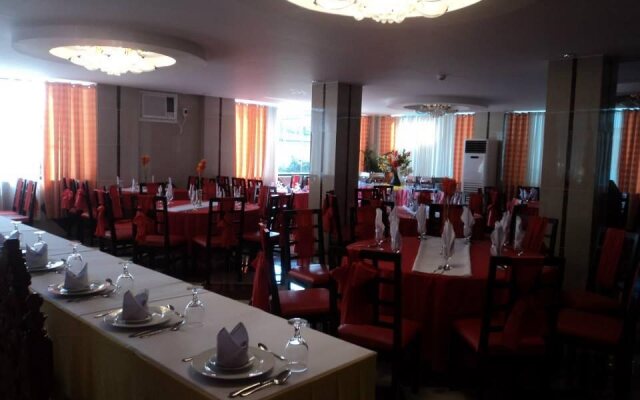 Royal Crest Hotel Restaurant and Sports Centrum
