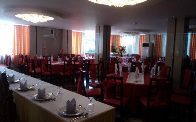 Royal Crest Hotel Restaurant And Sports Centrum