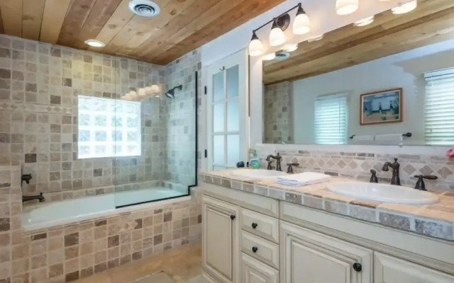 La Luz - Luxurious East Side Adobe With Hot Tub and Kiva Fireplace, Walk Everywhere