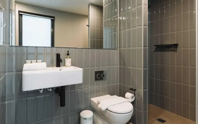 Stunning 1-bed Above Foreshore With Water Views