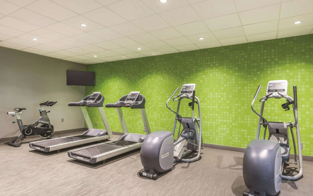 La Quinta Inn & Suites by Wyndham Cincinnati Sharonville