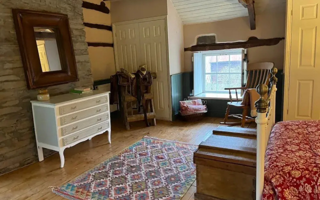 15th Century 6-bed Farmhouse, Sleeps 11, Pets Ok