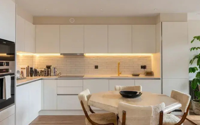 Stylish City Flat With Private Balcony