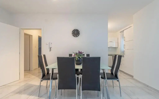 Star 6 modern & centrally ap for 6