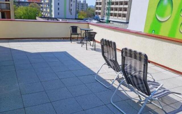 Hidden Gem close to hockey stadium with terrace