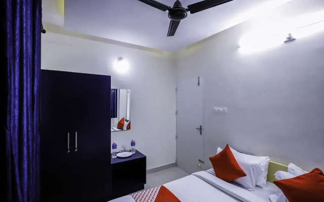 Oyo 15825 Blue Berry Apartments