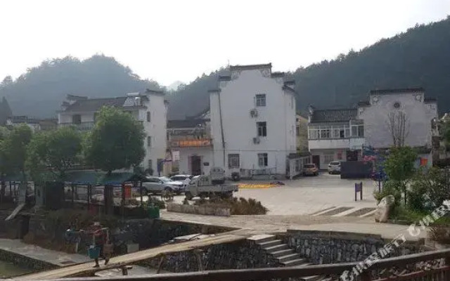 Jixi Longchuan Village Local Restaurant Inn