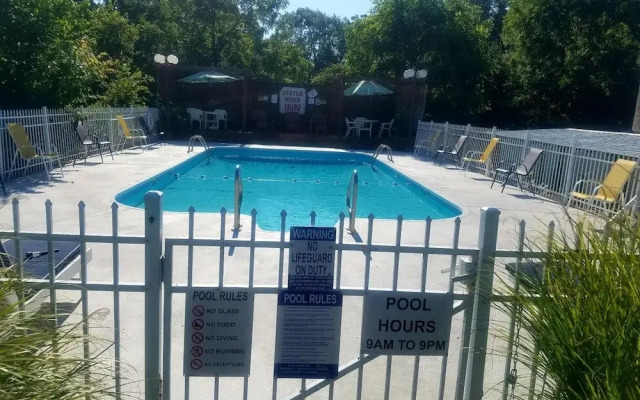 Statue Road Inn