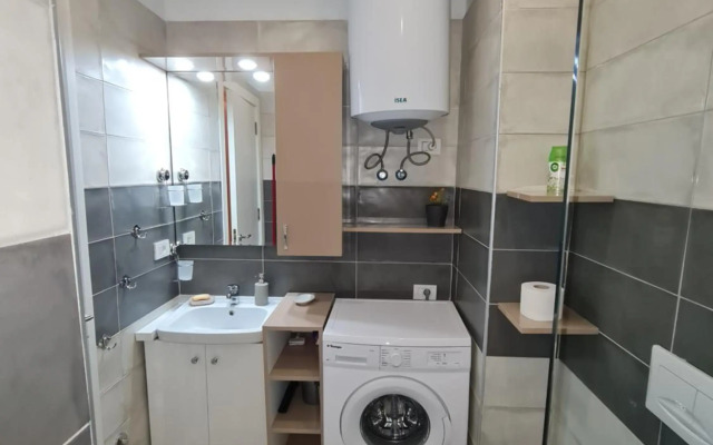 Sunny Apartment - Blloku Tirana, near Lake