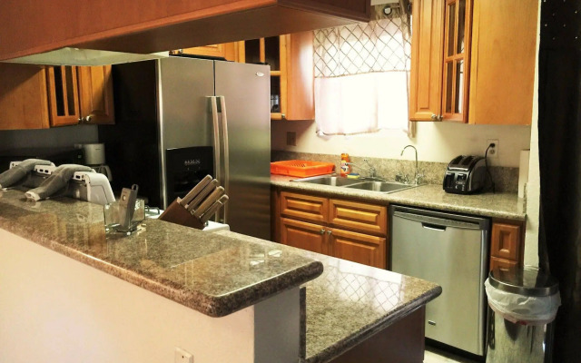 Fully Furnished Apartment in Glendale