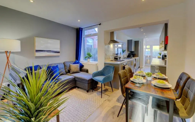Luxurious 5 Bedroom - 5 Bathroom House W/ Garden